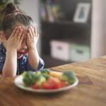 Criança autista com seletividade alimentar