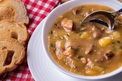 Confira 7 receitas de sopas e caldos para aquecer o jantar nos dias frios e deixar o inverno mais saboroso