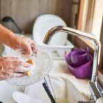 Esponja de cozinha pode esconder bactérias; veja quando trocar