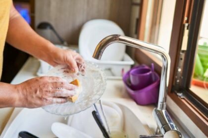Esponja de cozinha pode esconder bactérias; veja quando trocar