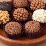Imagem de um prato com brigadeiros decorados com diferentes confeitos