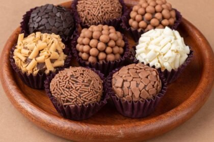 Imagem de um prato com brigadeiros decorados com diferentes confeitos
