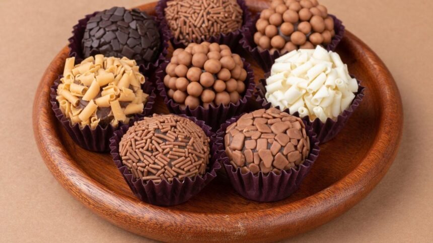 Imagem de um prato com brigadeiros decorados com diferentes confeitos