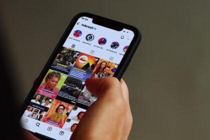 Estudo revela como redes sociais moldam relação de jovens com política