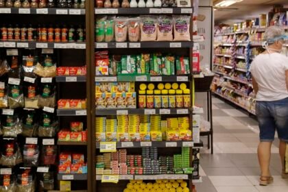 Fabricação de produto alimentício gerou mais emprego em 2024, diz IBGE