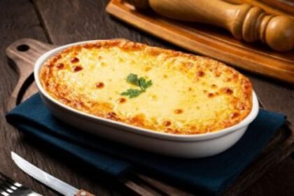 O escondidinho de frango combina cremosidade, praticidade e muito sabor em uma única receita
