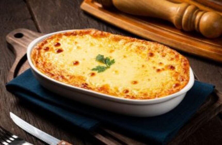 O escondidinho de frango combina cremosidade, praticidade e muito sabor em uma única receita