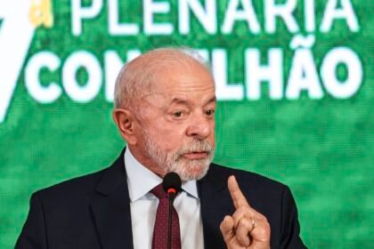 Governo estuda devolução de celular roubado nos Correios, diz Lula