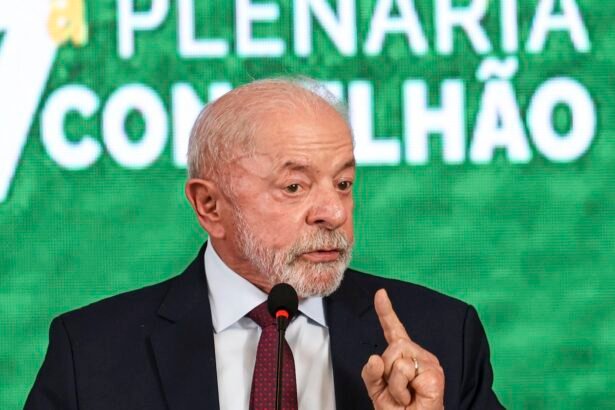 Governo estuda devolução de celular roubado nos Correios, diz Lula