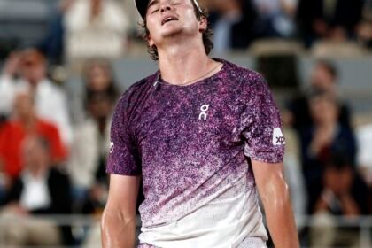 João Fonseca luta, mas dá adeus a Roland Garros após revés para Mensik
