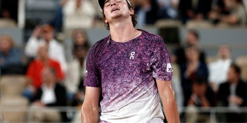 João Fonseca luta, mas dá adeus a Roland Garros após revés para Mensik