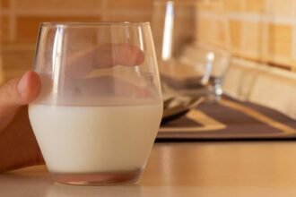 Leite cru, pasteurizado ou longa vida: o que realmente muda entre eles?