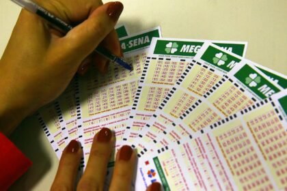 Mega-Sena acumula e prêmio principal vai para R$ 12 milhões