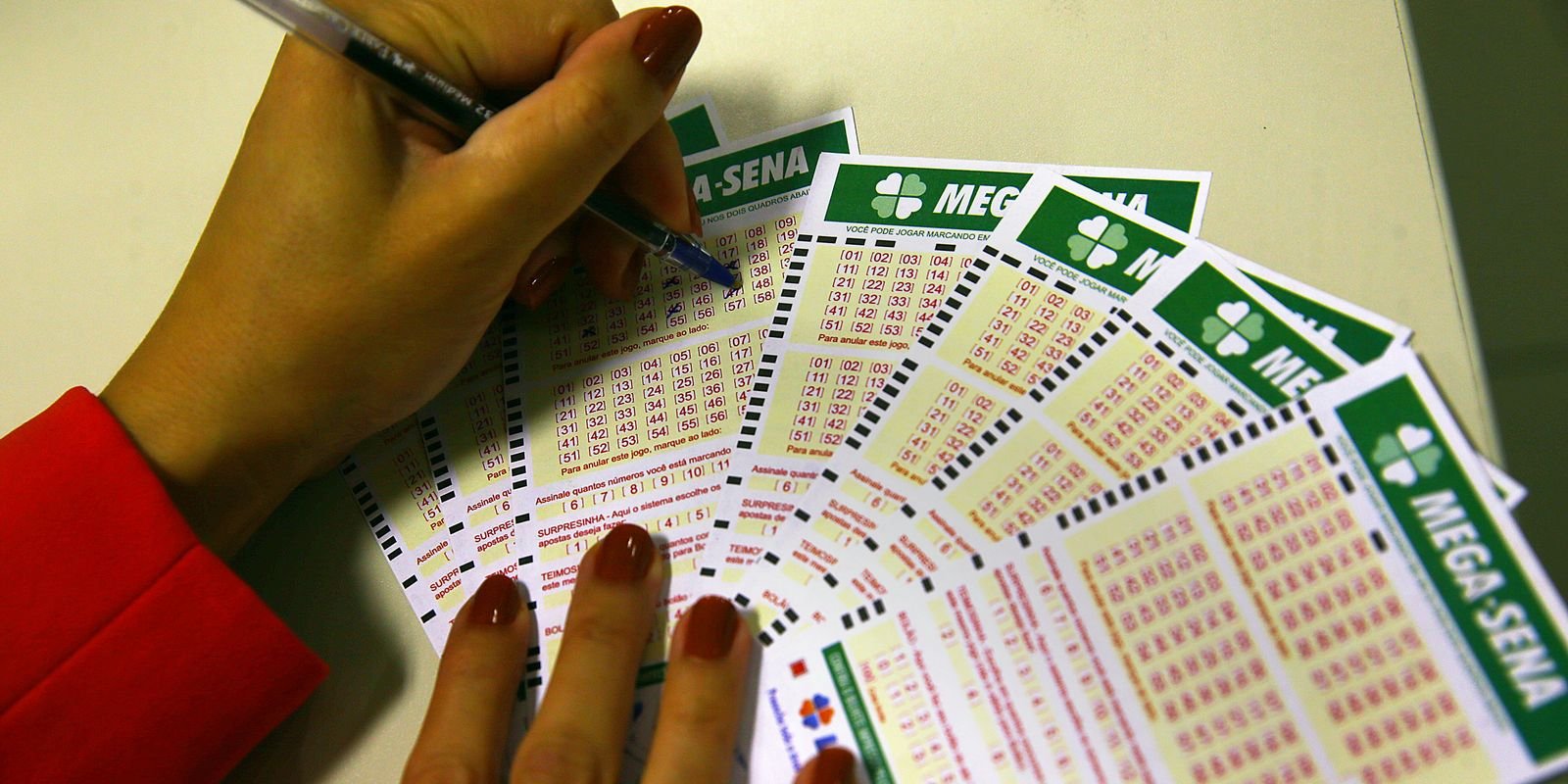 Mega-Sena acumula e prêmio principal vai para R$ 12 milhões