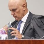 Moraes dá 24 horas para Bolsonaro explicar arma apreendida em blitz