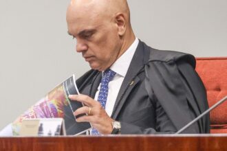 Moraes dá 24 horas para Bolsonaro explicar arma apreendida em blitz