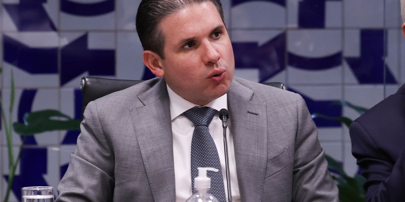 Motta convoca reunião de líderes para votar PL do fim da escala 6x1