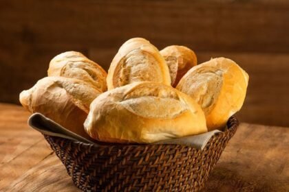 Pão francês amanhecido pode ser transformado em torradas, rabanadas, farinha de rosca e até pudim