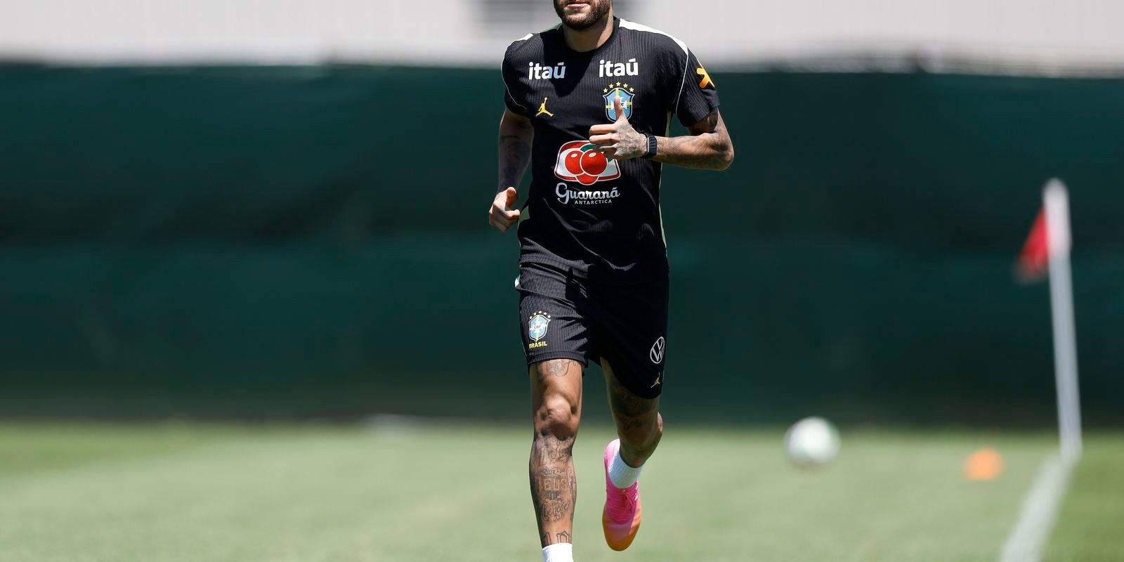 Neymar vai a campo pela primeira vez em treino da seleção brasileira