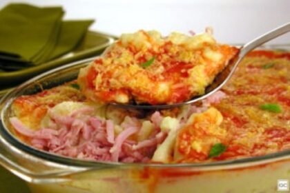 Nhoque gratinado combina massa macia, molho encorpado e muito queijo derretido