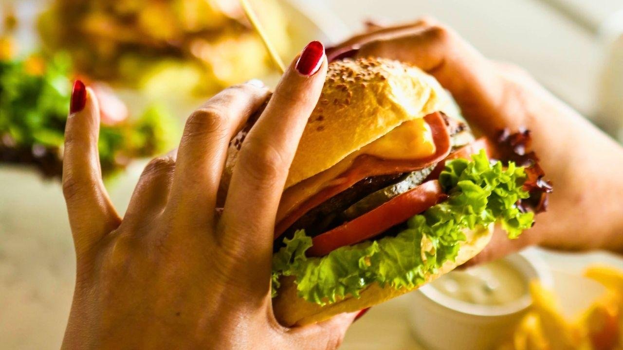O guia definitivo do hambúrguer caseiro: da carne ao ponto perfeito