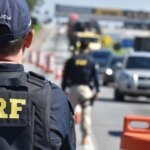 PRF apreende 26 fuzis durante abordagem a caminhão no Paraná