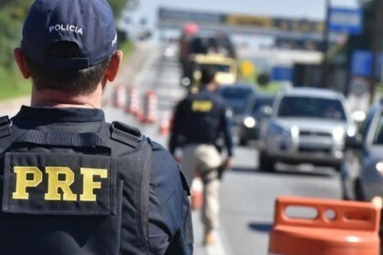 PRF apreende 26 fuzis durante abordagem a caminhão no Paraná