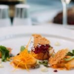 Foto mostra um prato de comida chique em um restaurante.