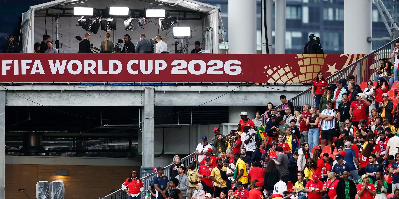 Paixão pelo futebol expõe população à publicidade de bets, alerta Idec