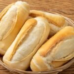 Imagem de uma cesta de pães franceses