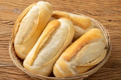 Imagem de uma cesta de pães franceses