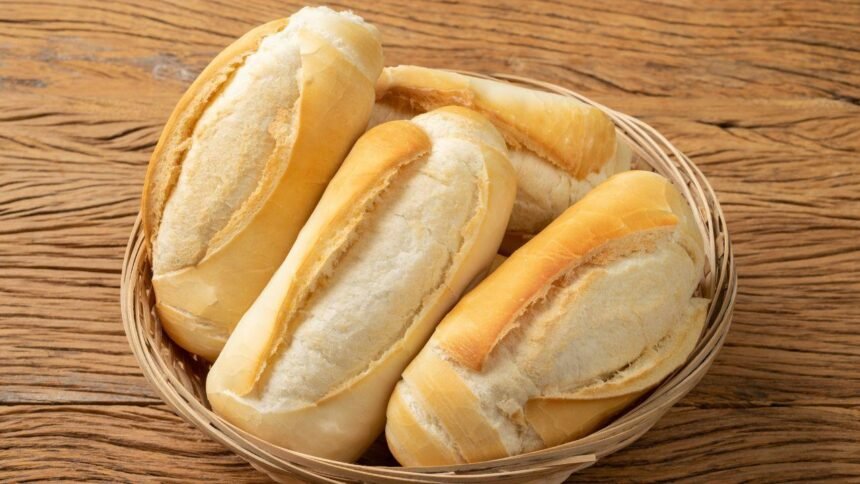 Imagem de uma cesta de pães franceses