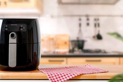 Imagem de uma air fryer em cima de uma bancada da cozinha