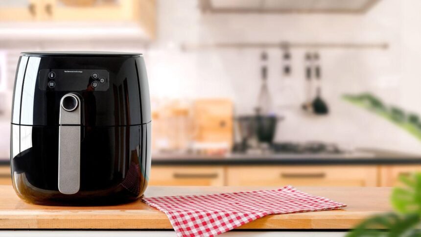 Imagem de uma air fryer em cima de uma bancada da cozinha