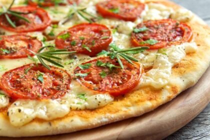 Aquecer a pizza na frigideira com tampa ajuda a recuperar a crocância da massa e o queijo derretido