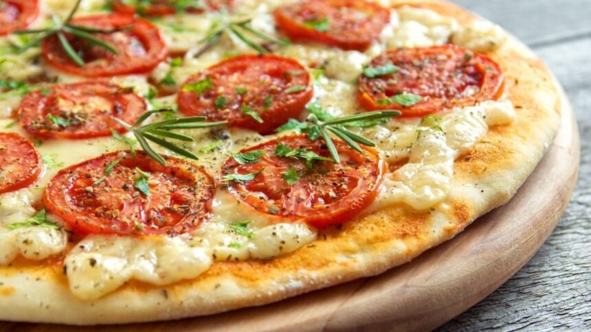 Aquecer a pizza na frigideira com tampa ajuda a recuperar a crocância da massa e o queijo derretido