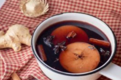 Quentão e vinho quente são bebidas tradicionais das festas juninas e ajudam a aquecer as noites frias de inverno