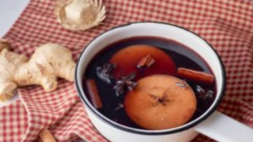 Quentão e vinho quente são bebidas tradicionais das festas juninas e ajudam a aquecer as noites frias de inverno