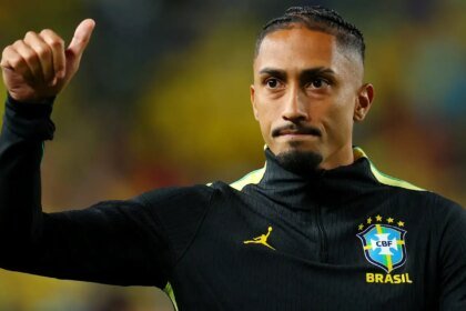 Raphinha sente dores na coxa direita e será reavaliado