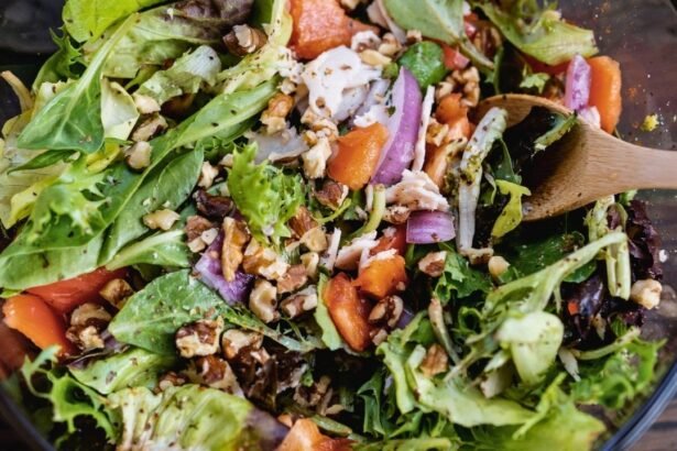Salada sem graça nunca mais! Veja técnicas para temperar melhor as folhas