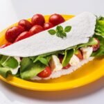 Tapioca com queijo branco, tomate e rúcula