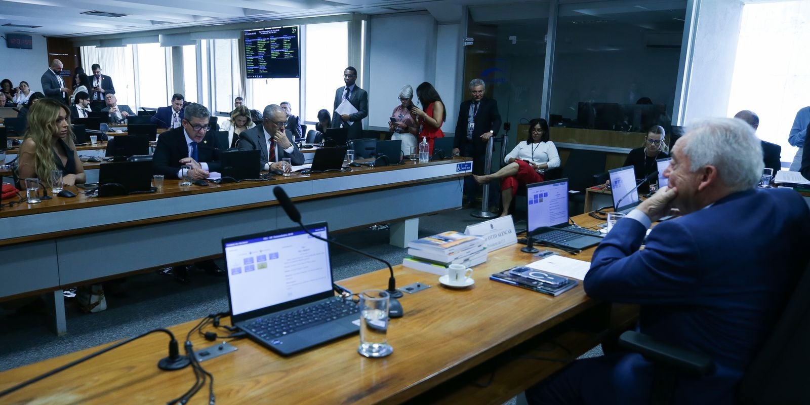 Senadores discutem ritmo de tramitação da PEC do fim da escala 6x1