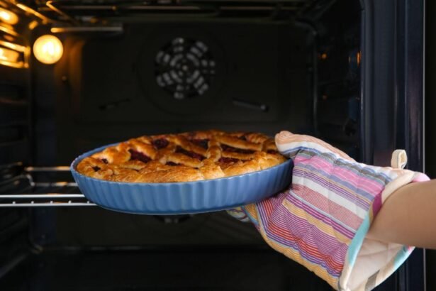 Imagem de uma pessoa colocando uma torta doce dentro do forno
