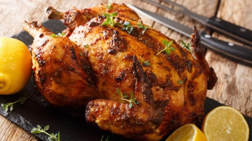 O frango assado que sobrou pode virar recheios, tortas, saladas e até pratos completos