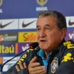 Técnico do tetra, Parreira apresenta melhora, mas permanece na UTI