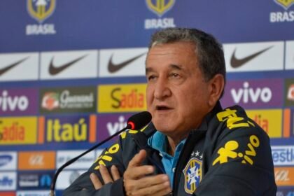 Técnico do tetra, Parreira apresenta melhora, mas permanece na UTI