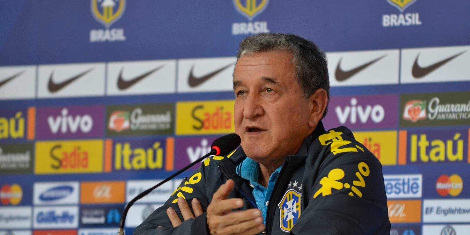 Técnico do tetra, Parreira apresenta melhora, mas permanece na UTI