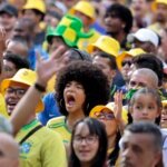 Torcedores se reúnem no centro de SP para assistir ao jogo do Brasil