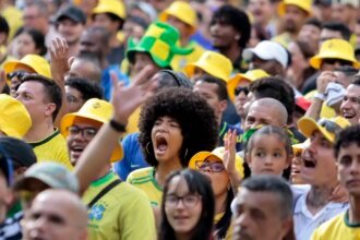 Torcedores se reúnem no centro de SP para assistir ao jogo do Brasil
