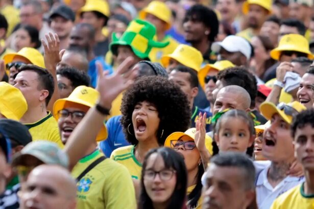 Torcedores se reúnem no centro de SP para assistir ao jogo do Brasil